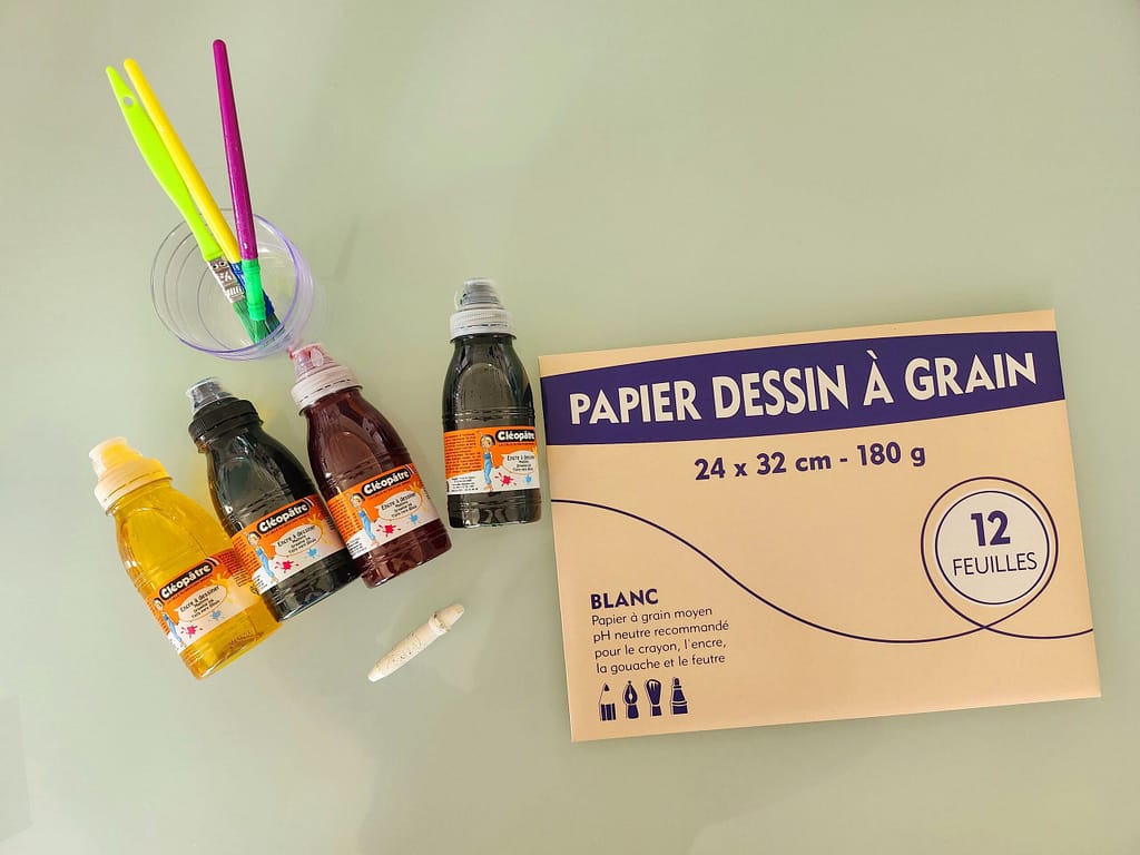 Matériel pour peinture magique avec enfants : encres Cléopâtre, papier à dessin à grain et pinceaux