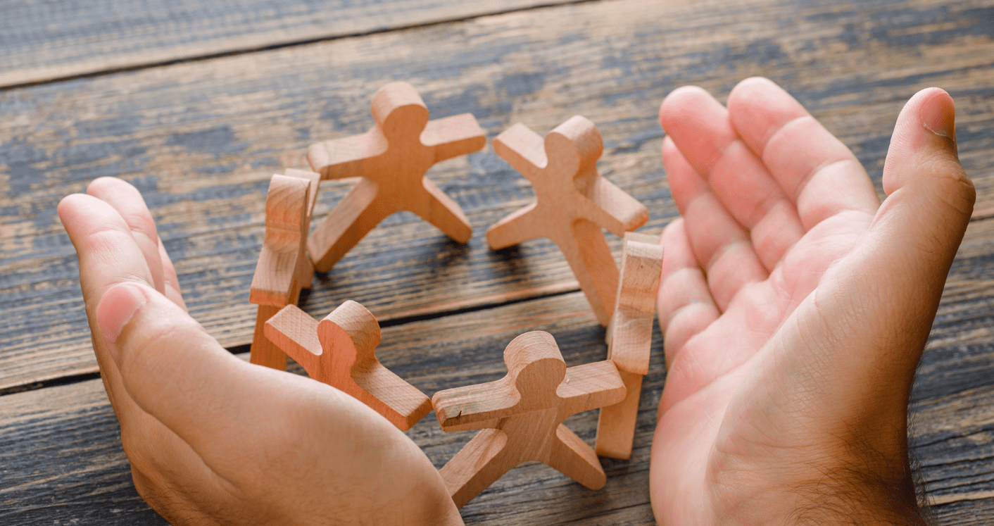 partenaires d'une assistante maternelle collaborant pour le bien-être des enfants