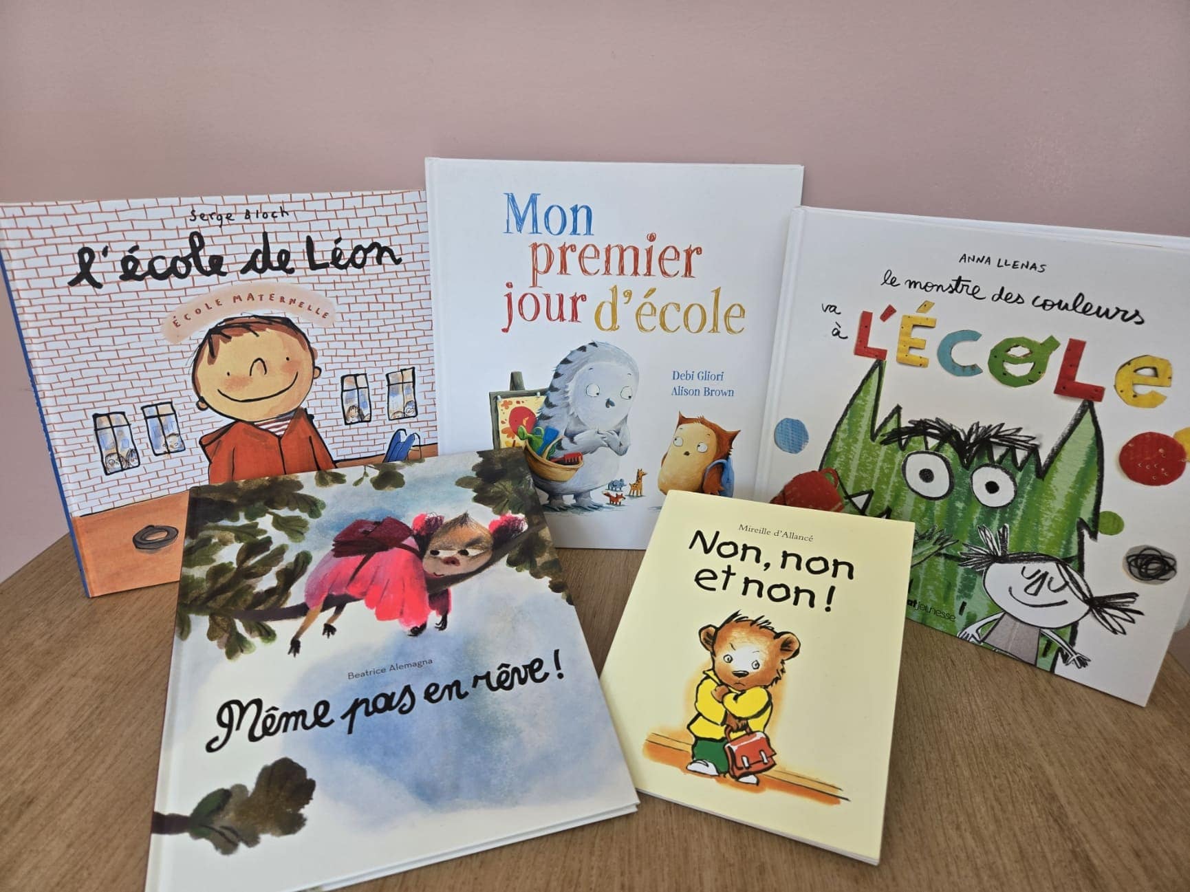 Sélection de cinq albums jeunesse sur la rentrée à l’école maternelle : « L’école de Léon », « Mon premier jour d’école », « Le monstre des couleurs va à l’école », « Non, non et non ! » et « Même pas en rêve ! »