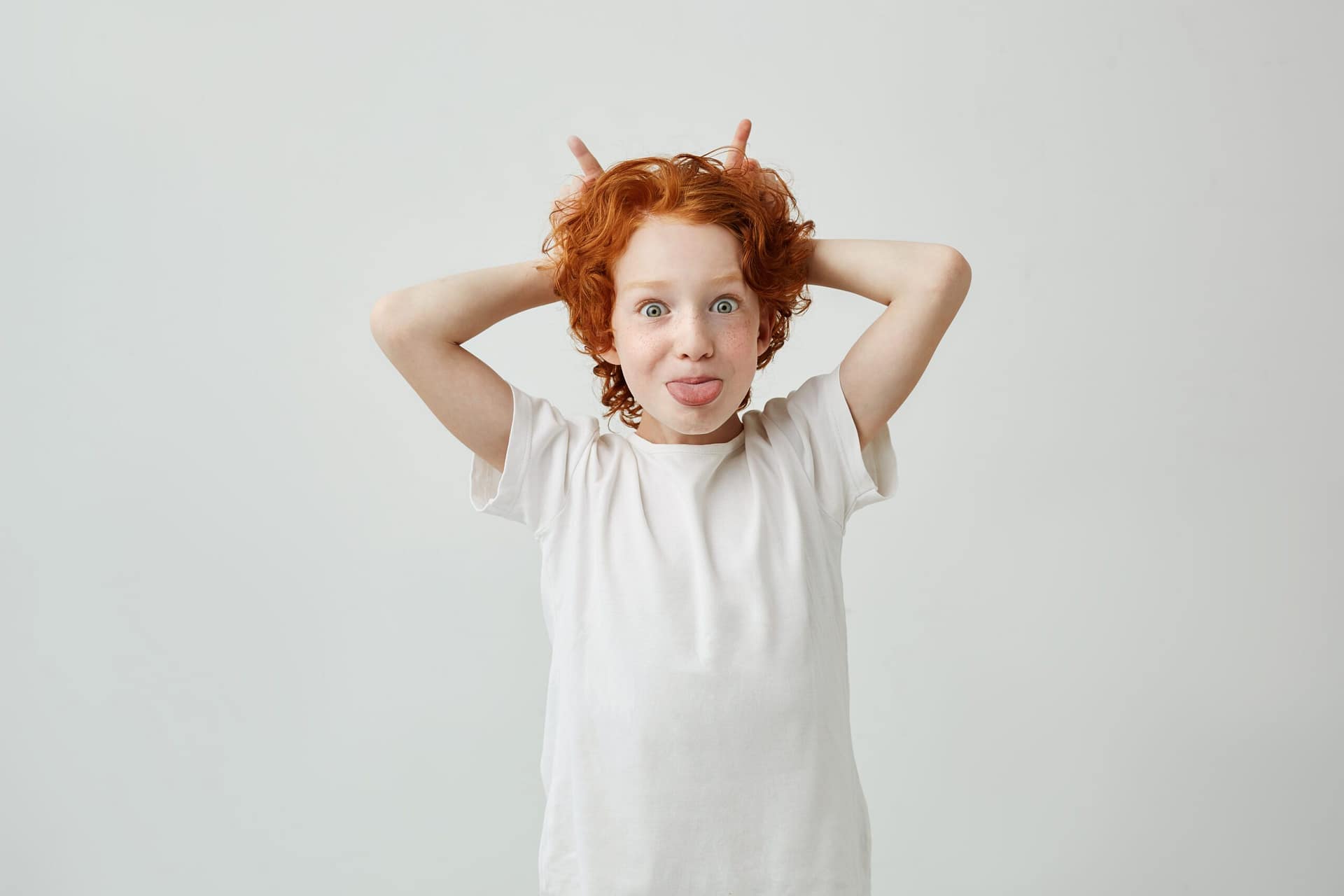 Petit garçon espiègle tirant la langue – Comment poser des limites avec bienveillance sans crier ?