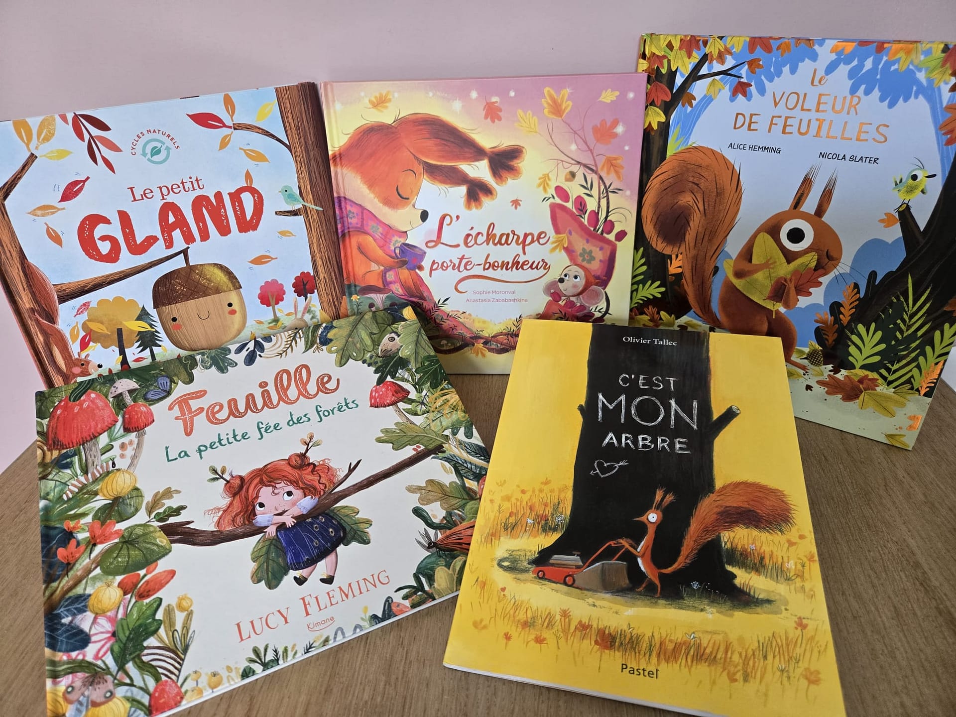 Sélection de 5 livres jeunesse sur l’automne et la forêt : Le petit gland, Feuille la petite fée des forêts, L’écharpe porte-bonheur, Le voleur de feuilles et C’est mon arbre. Albums illustrés pour enfants autour de la nature, des saisons et des animaux de la forêt.
