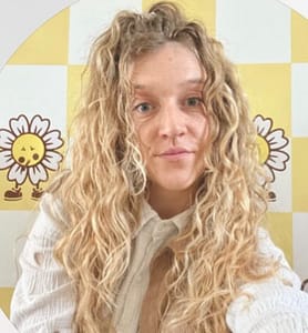 Cindy, créatrice du compte Instagram @_Lespetitspotes et assistante maternelle, interviewée sur son aménagement sous-sol.