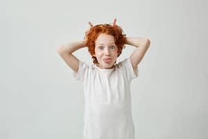 Petit garçon espiègle tirant la langue – Comment poser des limites avec bienveillance sans crier ?