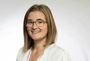 Portrait de Camille Gigliotti, cofondatrice de Pandi-Panda, en blouse blanche sur fond clair