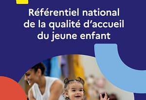 Couverture du Référentiel national de la qualité d’accueil du jeune enfant, Service public de la petite enfance, avec une enfant jouant.