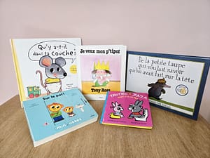 Photo de cinq albums jeunesse sur l’acquisition de la propreté : "Qu’y a-t-il dans ta couche ?", "Je veux mon p’tipot", "De la petite taupe qui voulait savoir", "Sur le pot !" et "Trotro et Zaza vont sur le pot".