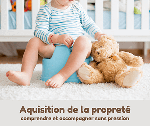 Bébé assis sur un pot avec un doudou, image d’illustration pour accompagner en douceur l’acquisition de la propreté.