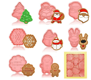 Un ensemble d'emporte-pièces de Noël en plastique rose avec des formes festives, parfait pour créer des sablés en forme de sapin, bonhomme de neige, renne, et autres motifs de Noël.