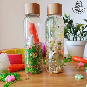 Bouteilles sensorielles Lapin – modèle printanier fait main avec riz coloré, carotte et paillettes pour éveil et imagination