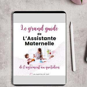 Le Grand Guide de l’Assistante Maternelle – couverture du livre présentée sur une tablette, mise en scène sur un fond de bureau pastel