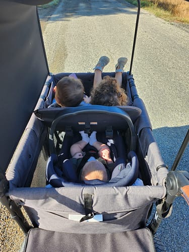 Enfants en balade dans un Babywagon