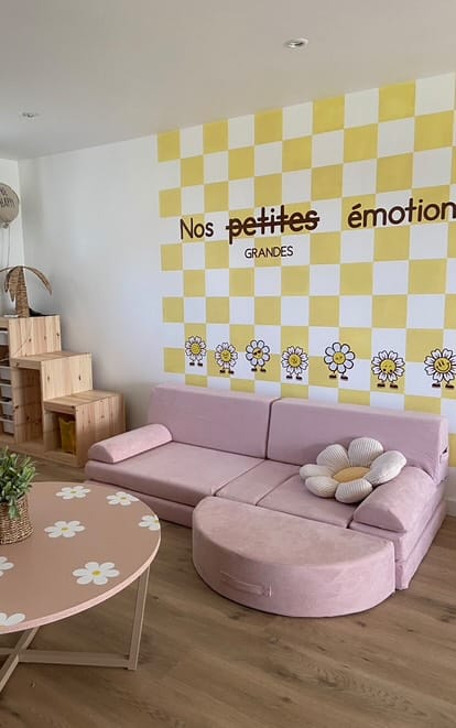 Salle de jeux aménagée par Lespetitspotes, assistante maternelle, sous-sol transformé en cocon pour enfants.