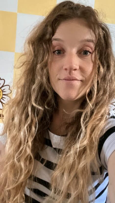 Portrait de Cindy, alias Lespetitspotes, assistante maternelle partageant son quotidien et son aménagement sous-sol.