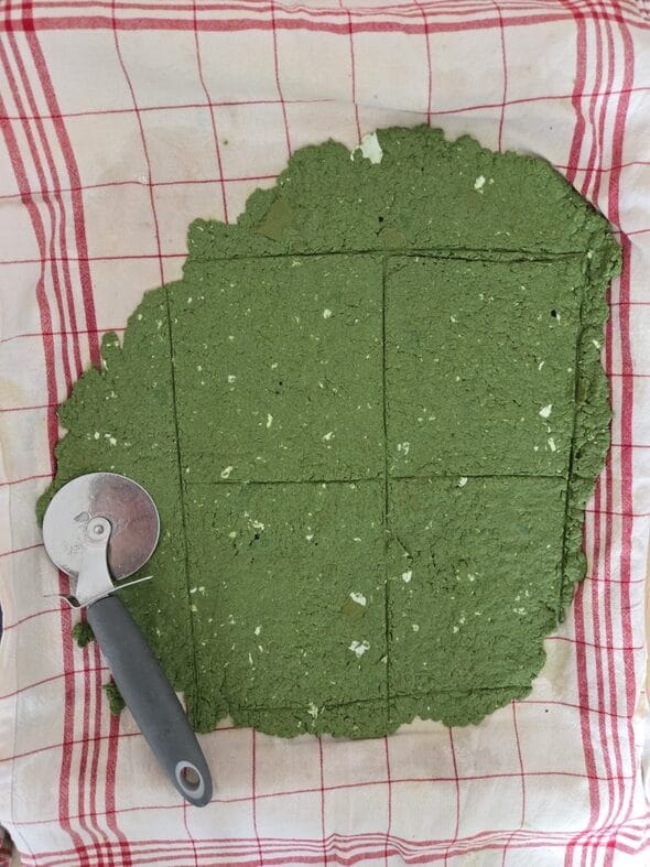 Découpe du papier à semer avec une roulette sur torchon