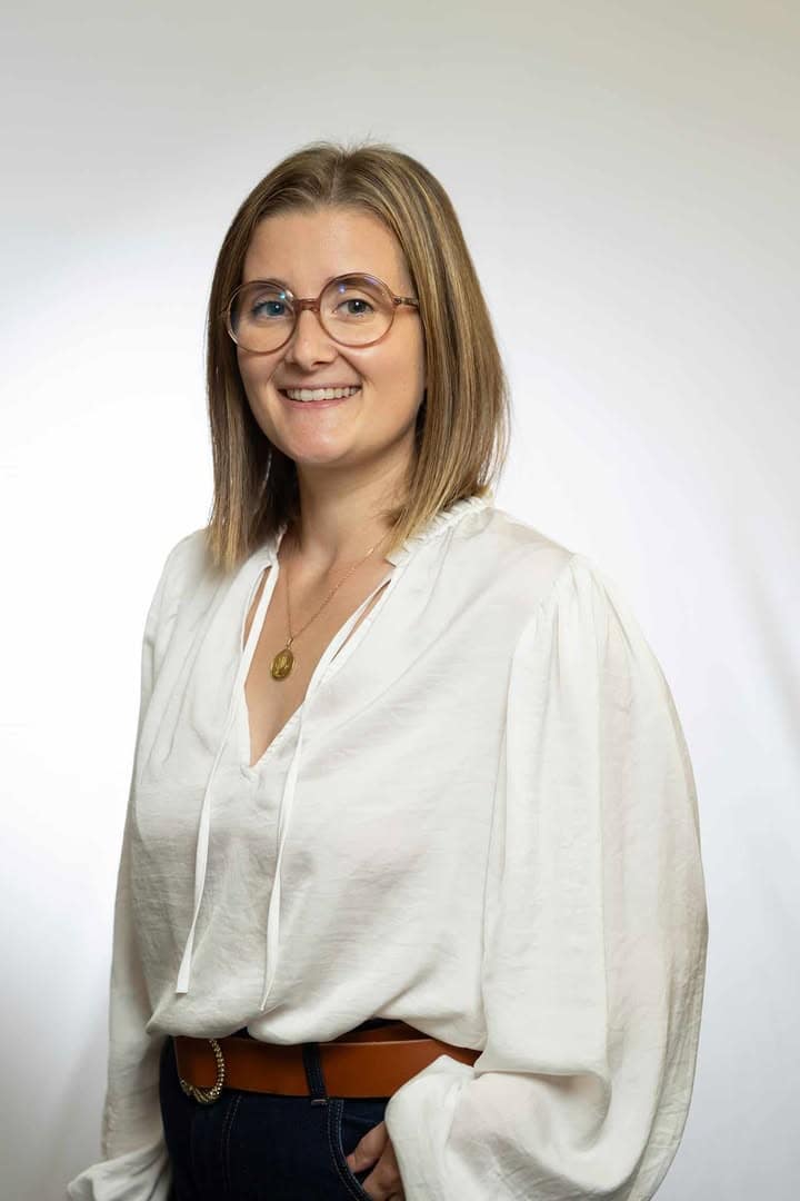 Portrait de Camille Gigliotti, fondatrice de la plateforme Pandi-Panda, en chemisier blanc, posant devant un fond neutre.