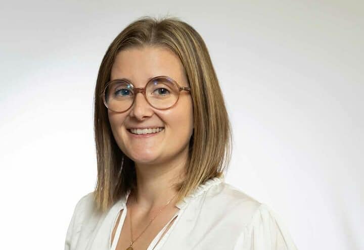 Portrait de Camille Gigliotti, cofondatrice de Pandi-Panda, en blouse blanche sur fond clair