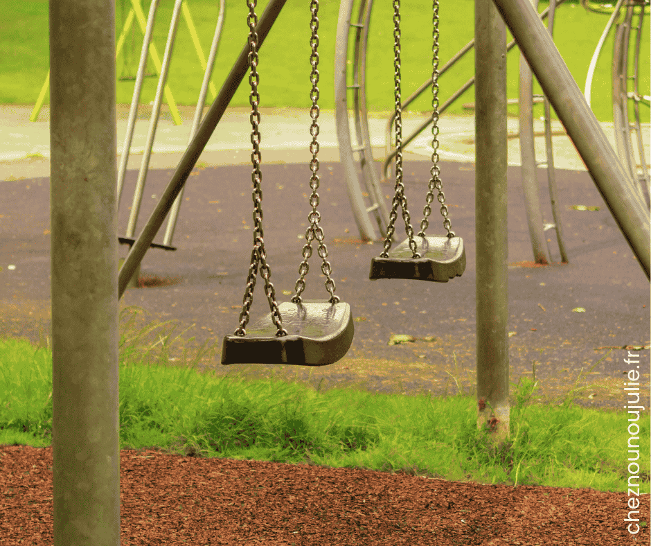 Balançoires vides dans un parc, illustrant le manque de reconnaissance du métier d’assistante maternelle