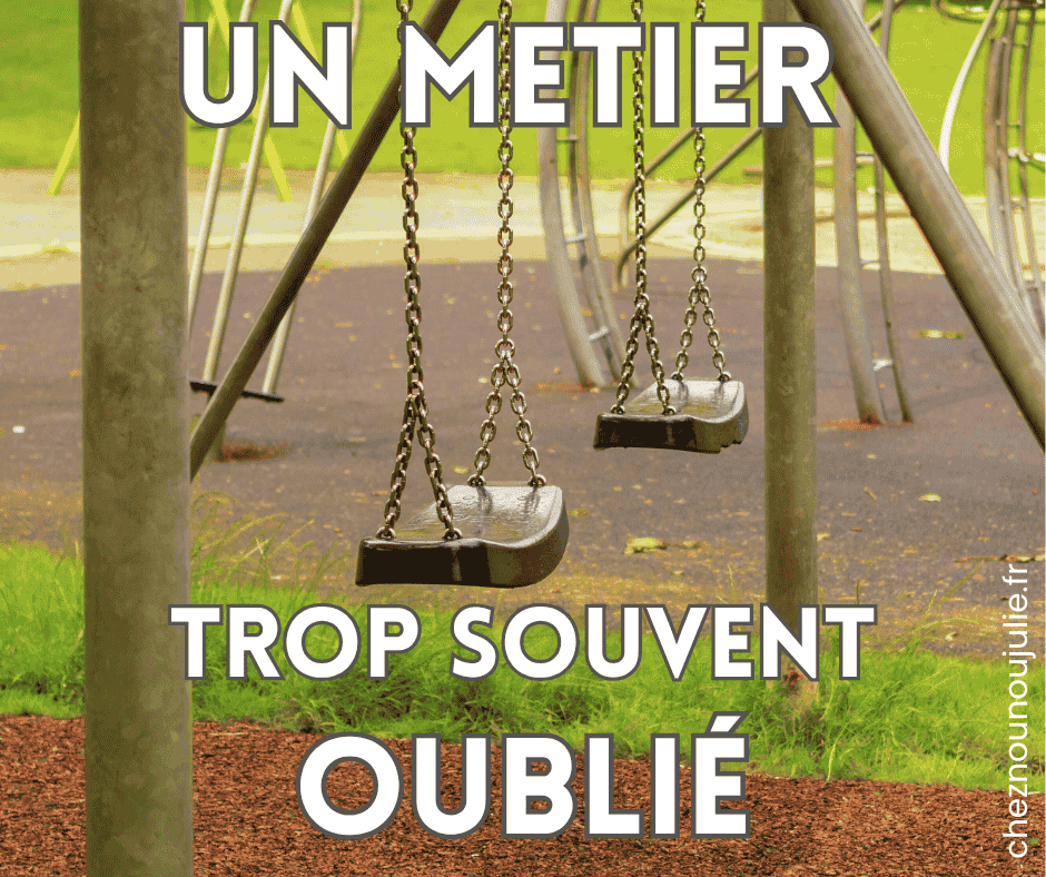 Balancelles vides dans un parc – image symbolisant un métier d’assistante maternelle en manque de reconnaissance