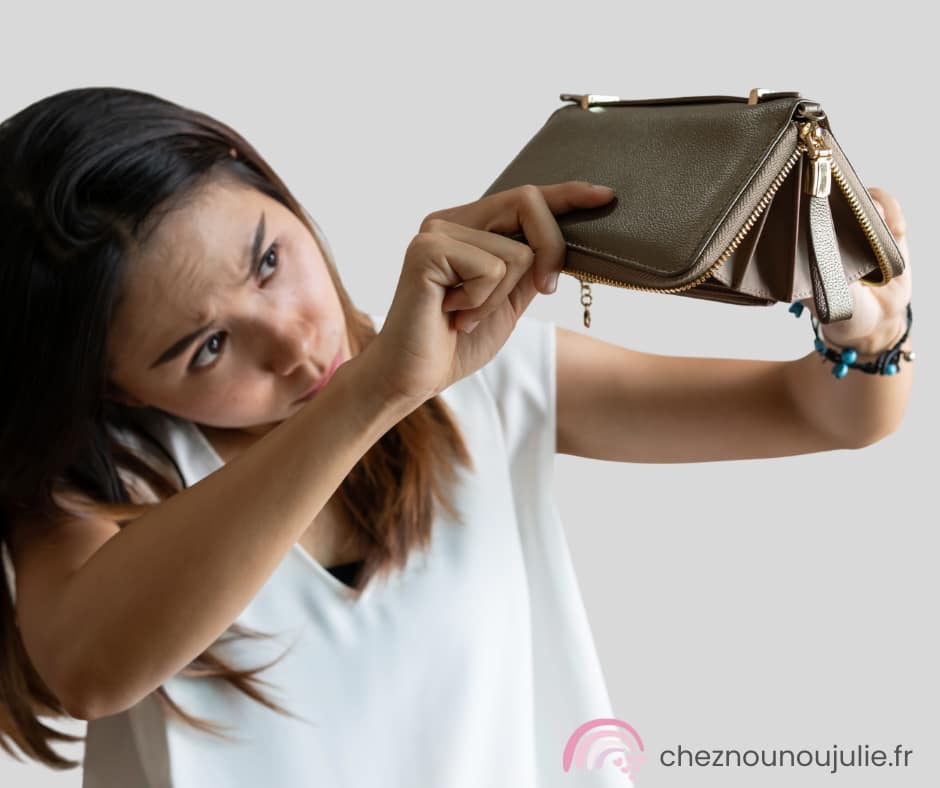 Assistante maternelle regardant un portefeuille vide, symbolisant un impayé de salaire de la part des parents employeurs